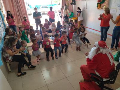 NÃºcleo Feminino Coprossel e CEMEI Sementinha do Saber levam alegria no Natal das CrianÃ§as da Escola